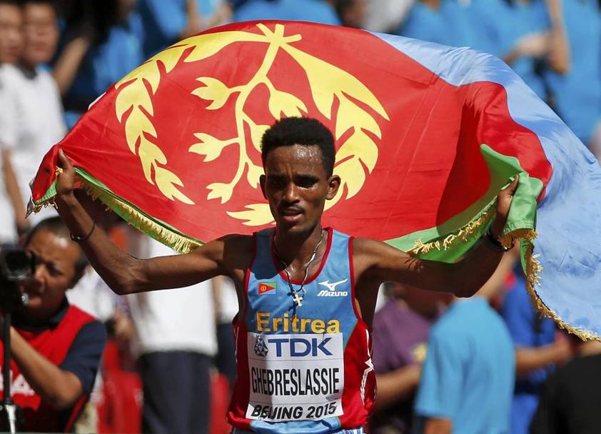 La maratona ai Campionati mondiali di atletica di Pechino. Il 19enne eritreo Ghirmay Ghebreslassie ha vinto la maratona dei mondiali di atletica che si sono aperti a Pechino proprio con la gara maschile pi lunga (Reuters) 